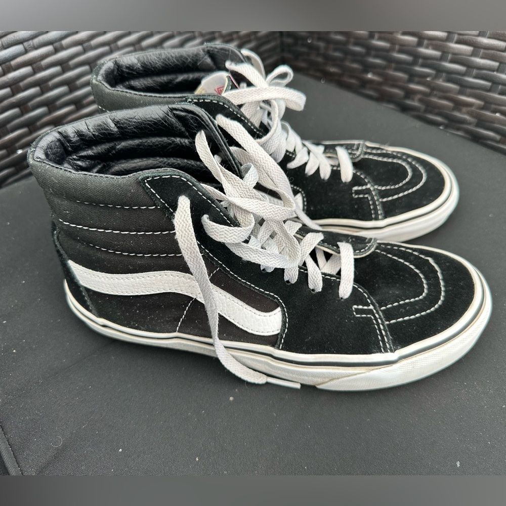 Vans off the Wall Black and White High-Top Sneakers Women’s 7.5/ Mens 5